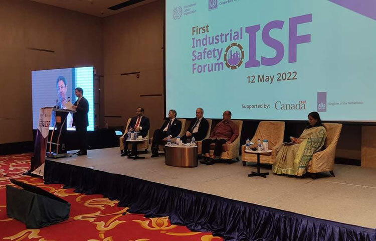 শিল্পখাতে নিরাপদ ও কর্ম উপযোগী পরিবেশ নিশ্চিত করতে বিদ্যমান শ্রম আইন সংশোধন করা হচ্ছে বলে জানিয়েছেন শ্রমসচিব মো. এহছানে এলাহী। আজ দুপুরে রাজধানীর একটি হোটেলে ‘বাংলাদেশের শিল্প খাতে নিরাপত্তা’ শীর্ষক দিনব্যাপী কর্মশালার উদ্বোধন অনুষ্ঠানে তিনি এ কথা জানান। ছবি: বিপ্লব দিক্ষিৎ