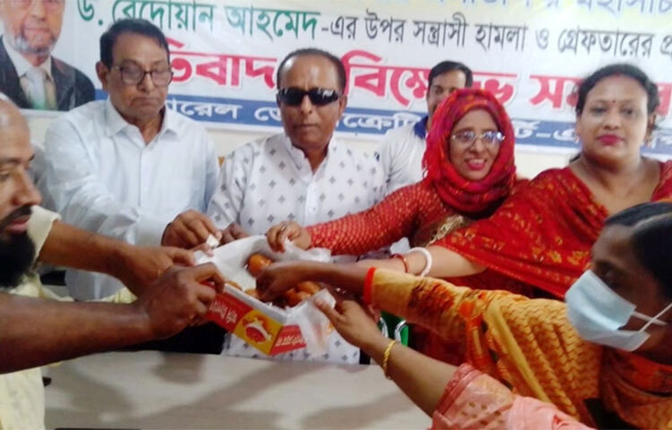 কর্নেল অলি আহমদের নেতৃত্বাধীন লিবারেল ডেমোক্রেটিক পার্টি (এলডিপি) থেকে সম্প্রতি দুই শতাধিক নেতাকর্মী পদত্যাগ করেছেন। তাদের পদত্যাগে এলডিপি ‘প্রতারক চক্রের রাহুগ্রাস’ থেকে মুক্ত হয়েছে দাবি করে মিষ্টি বিতরণ করেছেন দলের নেতাকর্মীরা। ছবি: সংগৃহীত