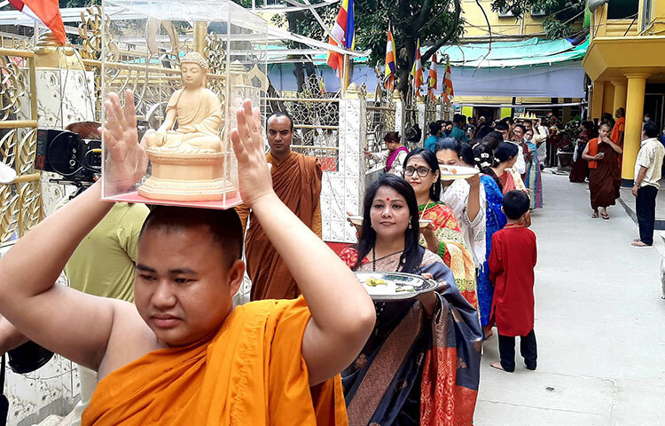 আজ বুদ্ধপূর্ণিমা। এ দিবস উপলক্ষে আজ রাজধানীর বাসাবো বৌদ্ধ মন্দিরে ভক্তরা প্রার্থনা করেছেন। ছবি: জাগো নিউজ