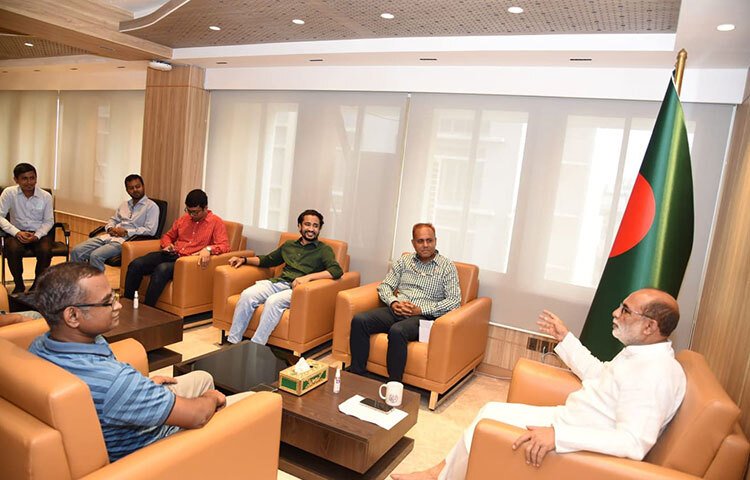 কোরবানির জন্য পর্যাপ্ত পশু মজুত আছে, তাই এ বছরও কোরবানিতে দেশের বাইরে থেকে একটি পশুও আসবে না বলে জানিয়েছেন মৎস্য ও প্রাণিসম্পদ মন্ত্রী শ ম রেজাউল করিম। আজ সচিবালয়ে নিজ দপ্তরে মৎস্য ও প্রাণিসম্পদ খাত নিয়ে কাজ করা সাংবাদিকদের সংগঠন ফিশারিজ অ্যান্ড লাইভস্টক জার্নালিস্টস ফোরামের সঙ্গে সৌজন্য সাক্ষাৎকালে তিনি এ কথা বলেন। ছবি: জাগো নিউজ