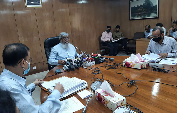 আগামী কয়েকদিনের মধ্যে পদ্মা সেতুর উদ্বোধনের তারিখ ও নামের বিষয়টি পরিষ্কার করে প্রধানমন্ত্রী শেখ হাসিনা বক্তব্য দেবেন বলে জানিয়েছেন মন্ত্রিপরিষদ সচিব খন্দকার আনোয়ারুল ইসলাম। আজ প্রধানমন্ত্রী শেখ হাসিনার সভাপতিত্বে অনুষ্ঠিত মন্ত্রিসভা বৈঠকের পর সচিবালয়ে প্রেস ব্রিফিংয়ে এক প্রশ্নের জবাবে তিনি এ কথা জানান। ছবি: জাগো নিউজ