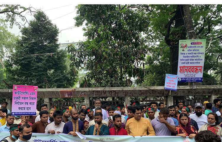 বিভিন্ন সরকারি দপ্তর-অধিদপ্তরে আউটসোর্সিং প্রথা বাতিল করে আউটসোর্সিং কর্মচারীদের রাজস্বখাতে স্থান্তার ও স্থায়ীকরণের দাবিতে রাজধানীতে মানববন্ধন করেছে স্বাধীনতা আউটসোর্সিং কর্মচারী কল্যাণ পরিষদ। আজ বেলা ১১টার দিকে জাতীয় প্রেস ক্লাবের সামনে এ মানববন্ধন অনুষ্ঠিত হয়। ছবি: বিপ্লব দিক্ষিৎ