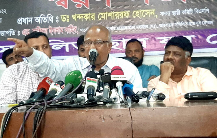 সরকার এবার আর বিএনপিকে টোপে ফেলতে পারবে না বলে মন্তব্য করেছেন দলের স্থায়ী কমিটির সদস্য ড. খন্দকার মোশাররফ হোসেন। আজ জাতীয় প্রেস ক্লাবে এক আলোচনা সভায় তিনি এসব কথা বলেন। ছবি: বিপ্লব দিক্ষিৎ