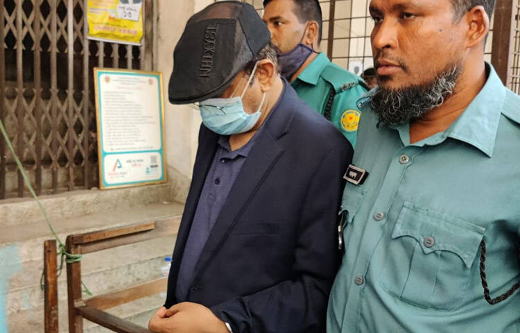 অর্থ আত্মসাতের অভিযোগের মামলায় নর্থ সাউথ বিশ্ববিদ্যালয়ের চার ট্রাস্টিকে ঢাকা মহানগর আদালতে হাজির করা হয়েছে। এই চার ট্রাস্টি হলেন,- রেহানা রহমান, এম এ কাশেম, মোহাম্মদ শাহজাহান ও বেনজীর আহমেদ। ছবি: জাগো নিউজ