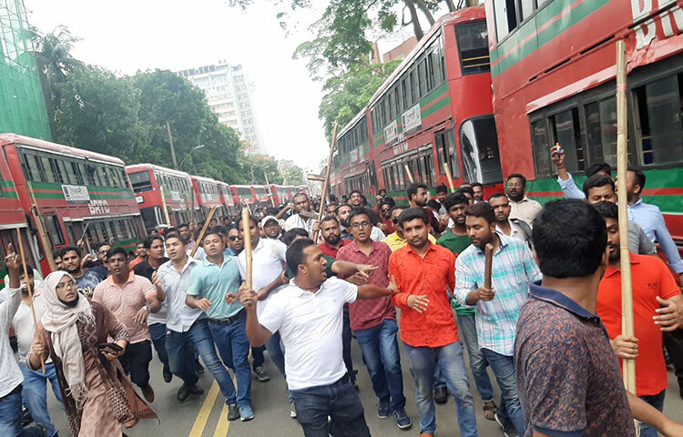 আজ বেলা ১১টা ৩৫ মিনিটের দিকে দোয়েল চত্বরে এ সংঘর্ষ হয়। এসময় ছাত্রলীগের প্রতিরোধের মুখে দোয়েল চত্বর এলাকা ত্যাগ করেন ছাত্রদলের নেতাকর্মীরা। ছবি: আল-সাদী ভূঁইয়া