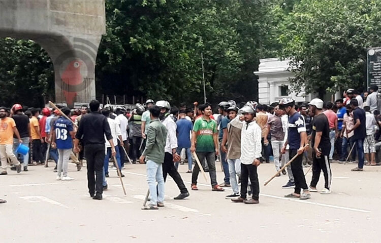 ঢাকা বিশ্ববিদ্যালয়ে ছাত্রলীগ ও ছাত্রদলের মধ্যে ধাওয়া-পাল্টা ধাওয়া ও সংঘর্ষের ঘটনায় সন্দেহভাজন দুজনকে হেফাজতে নিয়েছে শাহবাগ থানা পুলিশ। তবে তাদের নাম-পরিচয় জানানো হয়নি। ছবি: জাগো নিউজ