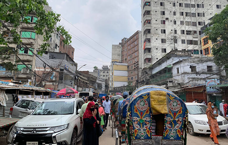 পরীক্ষার্থীদের কারণে রাজধানীর পুরান ঢাকার অলিগলি আর প্রধান সড়কগুলোতে সকাল থেকেই ছিল তীব্র যানজট। ছবি: বিপ্লব দিক্ষিৎ