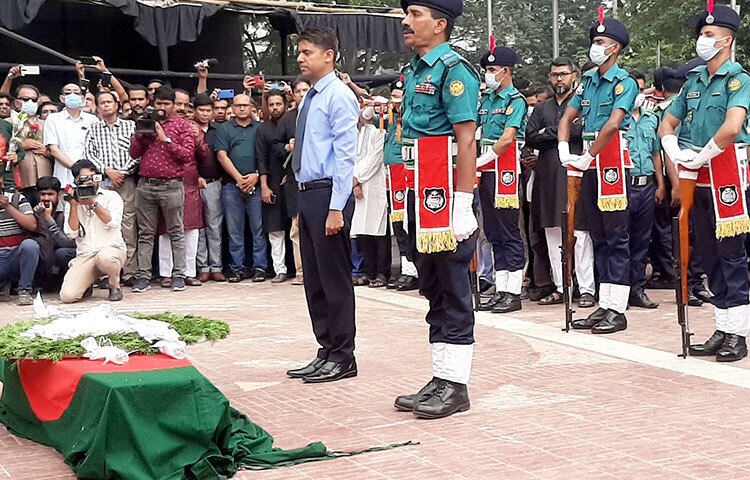 আবদুল গাফ্‌ফার চৌধুরীকে গার্ড অব অনার দেওয়া হবে। ছবি: বিপ্লব দিক্ষিৎ