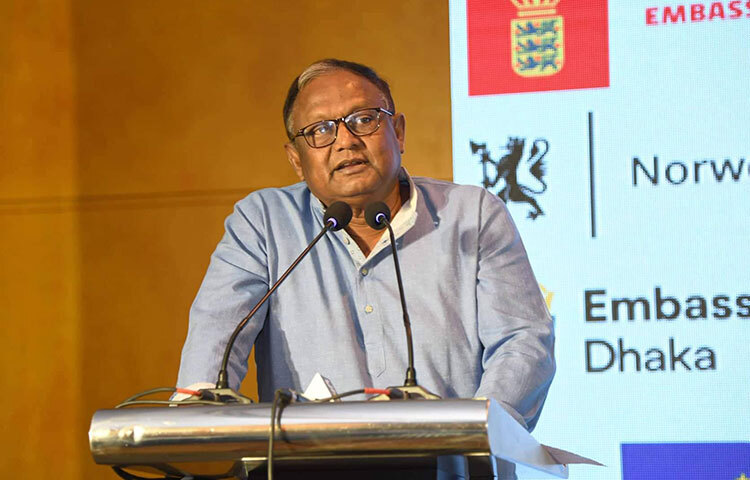 বাংলাদেশে বিনিয়োগের এখনই সময় বলে জানিয়েছেন বাণিজ্যমন্ত্রী টিপু মুনশি। তিনি বলেন, বাংলাদেশ প্রায় ১৭ কোটি মানুষের একটি বড় বাজার। আজ রাজধানীতে দিনব্যাপী এক আলোচনা সভার উদ্বোধনী অনুষ্ঠানে প্রধান অতিথির বক্তৃতায় তিনি এসব কথা বলেন। ছবি: বিপ্লব দিক্ষিৎ