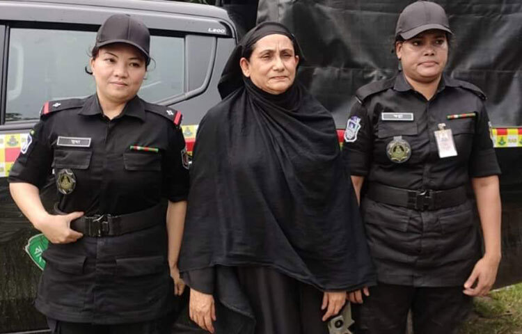 নরসিংদী রেলস্টেশনে বিশ্ববিদ্যালয় পড়ুয়া তরুণীকে হেনস্তা, মারধর ও শ্লীলতাহানির চাঞ্চল্যকর এবং আলোচিত ঘটনায় অভিযুক্ত নারীকে গ্রেফতার করেছে র‌্যাব। গ্রেফতার নারীর নাম শিলা আক্তার ওরফে সায়মা। আজ নরসিংদীর শিবপুর এলাকা থেকে তাকে গ্রেফতার করা হয়। ছবি: জাগো নিউজ