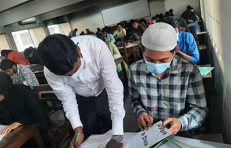 আজ ঢাকা বিশ্ববিদ্যালয়ের ব্যবসায় শিক্ষা অনুষদভুক্ত ‘গ’ ইউনিটের ভর্তি পরীক্ষা অনুষ্ঠিত হয়েছে।  বেলা ১১টা থেকে দুপুর ১২টা ৩০ মিনিট পর্যন্ত এ পরীক্ষা চলে। ছবি: বিপ্লব দিক্ষিৎ