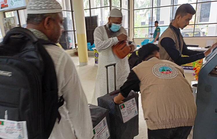 হজযাত্রীদের নিয়ে প্রথম ফ্লাইটের জন্য প্রস্তুত আশকোনার হজ ক্যাম্প। ক্যাম্পের বাইরে যাত্রীদের জন্য সারিবদ্ধভাবে প্রস্তুত রয়েছে নির্ধারিত বাস। এরই মধ্যে ক্যাম্পে আসতে শুরু করেছেন হজযাত্রীরা। আজ রাজধানীর আশকোনার হজ ক্যাম্পে গিয়ে এমন চিত্র দেখা যায়। ছবি: জাগো নিউজ