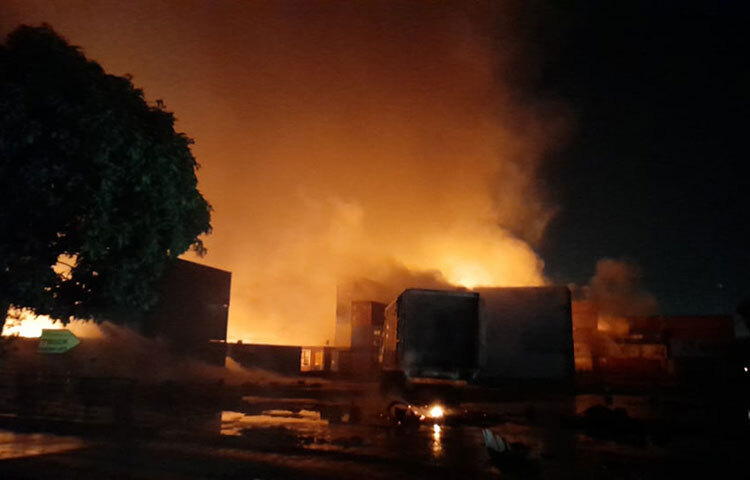 সীতাকুণ্ডের বিএম কনটেইনার ডিপোতে গতকাল রাত ১১টা ২৫ মিনিটে আগুন লাগে। ছবি: জাগো নিউজ