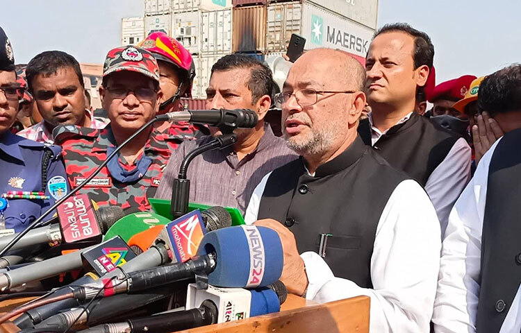 দুর্যোগ ব্যবস্থাপনা ও ত্রাণ প্রতিমন্ত্রী ডা. মো. এনামুর রহমান বলেছেন, প্রতিটি ঘটনা থেকে আমরা শিক্ষাগ্রহণ করি। হয়তো শতভাগ আমরা নিজেদের কারেকশন করতে পারি না। আজ দুপুরে অগ্নিকাণ্ডের ঘটনাস্থল পরিদর্শন শেষে প্রতিমন্ত্রী এসব কথা বলেন। ছবি: জাগো নিউজ