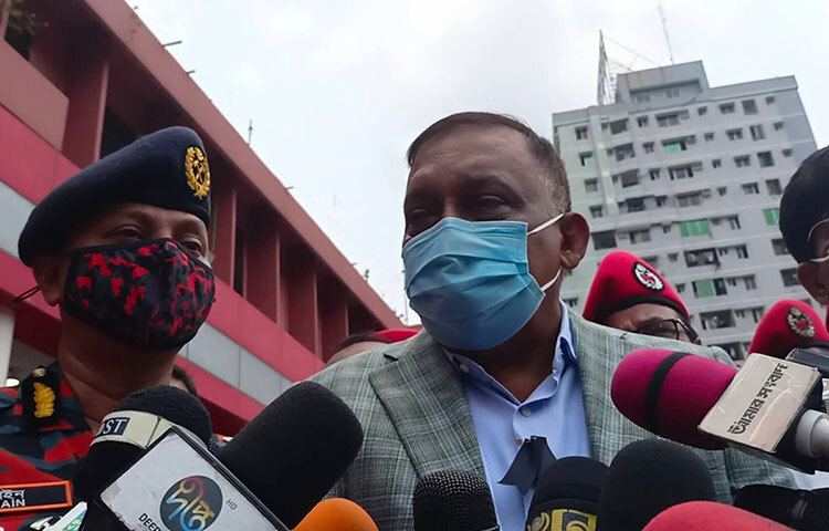 চট্টগ্রামের সীতাকুণ্ডে বিএম কনটেইনার ডিপোতে বিস্ফোরণ ও অগ্নিকাণ্ডে যাদেরই গাফিলতি পাওয়া যাবে তাদের শাস্তি পেতে হবে বলে জানিয়েছেন স্বরাষ্ট্রমন্ত্রী আসাদুজ্জামান খান কামাল। আজ বেলা সাড়ে ১১টায় রাজধানীর পুরান ঢাকার ফুলবাড়ীয়ায় ফায়ার সার্ভিস ও সিভিল ডিফেন্স অধিদপ্তরে নিহত ফায়ার ফাইটার শাকিল তালুকদারের জানাজা শেষে তিনি সাংবাদিকদের এ কথা বলেন। ছবি: বিপ্লব দিক্ষিৎ