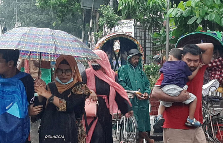 অবশেষে ঢাকায় বৃষ্টির দেখা মিলেছে। বৃষ্টিতে স্বস্তি ফিরেছে নগর জীবনে। বৃষ্টিহীনতায় গত কয়েক দিনে হাঁসফাঁস উঠেছিল নগরবাসীর। গত কয়েকদিন ধরে আকাশে মেঘের আনাগোনা থাকলেও ঢাকায় বৃষ্টি নেই। তাপমাত্রা খুব বেশি না হলেও ছিলো অস্বস্তিকর গরম। বাতাসে আর্দ্রতা বেড়ে যাওয়ায় বাইরে নয় ঘরে ফ্যানের বাতাসেও ঘামছিল শরীর। ছবি: মাহবুব আলম