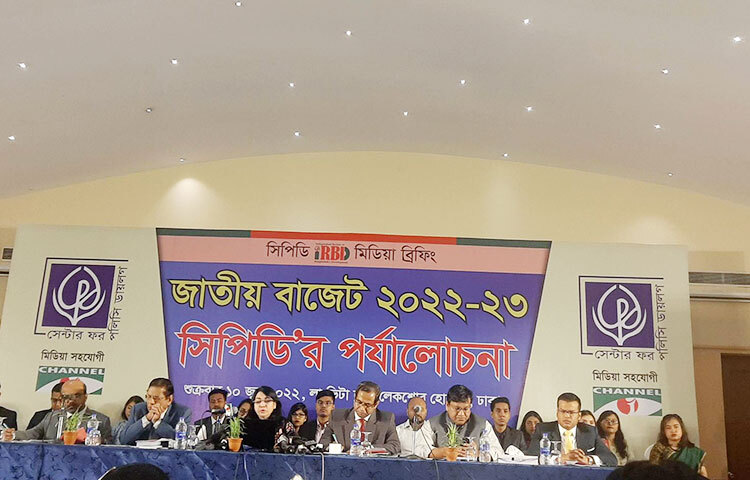 প্রস্তাবিত বাজেটে নেওয়া কৌশল ও বাস্তবায়নের পদক্ষেপের মধ্যে সমন্বয়ের অভাব আছে বলে মনে করে গবেষণা প্রতিষ্ঠান সেন্টার ফর পলিসি ডায়লগ (সিপিডি)। আজ রাজধানীর একটি হোটেলে ২০২২-২৩ অর্থবছরের জাতীয় বাজেট পর্যালোচনা করেন সিপিডির গবেষকরা। এসময় তারা এই প্রাস্তব করেন। ছবি: জাগো নিউজ