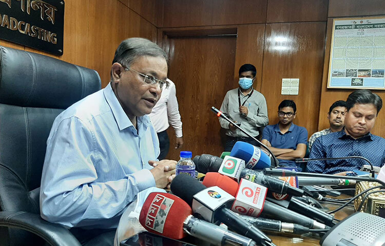 বিএনপি বাজেট না পড়েই বিবৃতি দিয়ে দেয় বলে মন্তব্য করেছেন তথ্য ও সম্প্রচারমন্ত্রী ড. হাছান মাহমুদ। তিনি বলেন, বিএনপি ঠিকমতো বাজেট পড়েওনি। আগের দিনই বাজেট প্রতিক্রিয়ার বিবৃতি লিখে রাখে তারা। আজ দুপুরে সচিবালয়ে তথ্য ও সম্প্রচার মন্ত্রণালয়ের সম্মেলন কক্ষে ‘শেখ হাসিনা ও ঘুরে দাঁড়ানোর বাংলাদেশ’ গ্রন্থের মোড়ক উন্মোচন শেষে সাংবাদিকদের সঙ্গে মতবিনিময়কালে তিনি এ কথা বলেন। ছবি: জাগো নিউজ