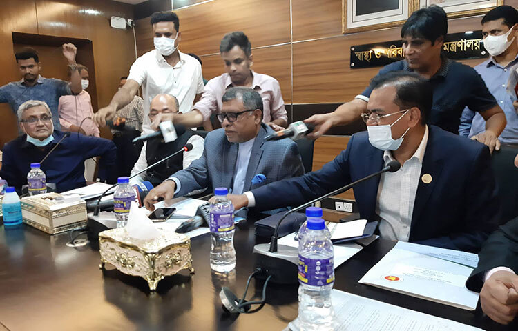 দেশে করোনাভাইরাসের সংক্রমণ ফের বাড়ছে জানিয়ে স্বাস্থ্য ও পরিবার কল্যাণ মন্ত্রী জাহিদ মালেক বলেন, ‘সবাইকে সতর্ক থাকতে হবে।’ আজ সচিবালয়ে সাংবাদিকদের সঙ্গে আলাপকালে মন্ত্রী একথা জানান। ছবি: মাহবুব আলম