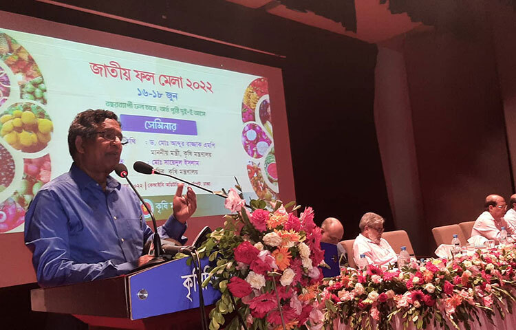 কৃষিপণ্যের জাত উদ্ভাবন হচ্ছে কিন্তু সম্প্রসারণ ঠিক ভাবে হচ্ছে না। এ নিয়ে কথা বলতে গিয়ে কৃষিমন্ত্রী ড. আব্দুর রাজ্জাক কৃষি সংশ্লিষ্ট বিভিন্ন সরকারি প্রতিষ্ঠানের কর্মকর্তাদের সহকর্মীদের রুমে রুমে গিয়ে চা-শিঙাড়া খাওয়া বন্ধ করার নির্দেশ দিয়েছেন। আজ রাজধানীর কৃষিবিদ ইনস্টিটিউটশনে (কেআইবি) জাতীয় ফলমেলা উপলক্ষে আয়োজিত সেমিনারে তিনি এমন কথা বলেন। ছবি: বিপ্লব দিক্ষিৎ