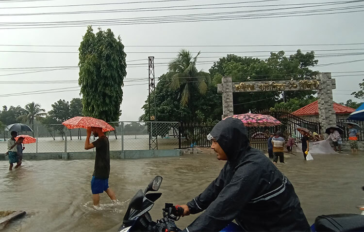 রাস্তা ডুবে যাওয়া মানুষের দুর্ভোগের সীমা নেই। ছবি: ছামির মাহমুদ