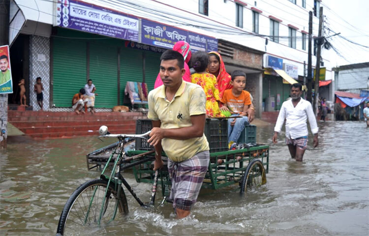 সিলেটে বন্যাকবলিত এলাকাগুলোতে ভয়াবহ বিপর্যয়ে পড়েছেন সিলেটের প্রায় ২০ লক্ষাধিক মানুষ। আশ্রয়কেন্দ্রগুলোতে থাকা প্রায় আড়াই লাখ মানুষ রয়েছেন তীব্র খাবার সংকটে।  ছবি: ছামির মাহমুদ
