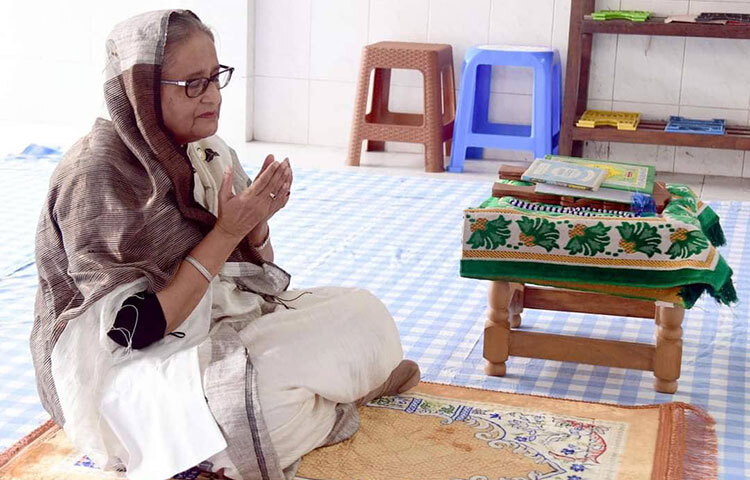 প্রধানমন্ত্রী শেখ হাসিনা  সিলেট, সুনামগঞ্জ ও নেত্রকোনার বন্যাকবলিত এলাকা পরিদর্শন শেষে সিলেটের হযরত শাহ জালাল (রা.) ও হযরত শাহ পরানের (রা.) মাজার জিয়ারত করেন। এসময় তিনি বন্যাকবলিত এলাকার মানুষের জন্য মহান আল্লাহর কাছে দোয়া মোনাজাত করেন। ছবি: পিএমও