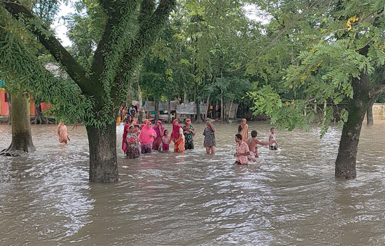 ত্রাণের অপেক্ষায় আছেন নারী ও শিশুরা। ছবি: লিপসন আহমেদ