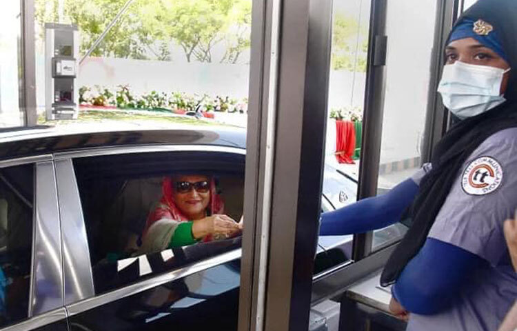 পদ্মা সেতু পাড়ি দিতে প্রধানমন্ত্রী শেখ হাসিনা নিজের গাড়ির জন্য ৭৫০ টাকাসহ মোট ১৬ হাজার ৪০০ টাকা টোল দিয়েছেন। প্রধানমন্ত্রীর বহরে থাকা মোট ১৮টি গাড়ির জন্য এ টোল দেন তিনি। ছবি: সংগৃহীত