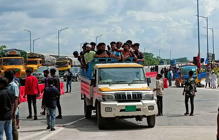 বিপুল উৎসাহে মানুষ বিভন্ন ধরনের পরিবহনের পদ্মা সেতু সকাল থেকে পারাপার শুরু করে। ছবি: মাহবুব আলম