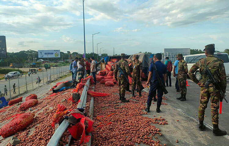 মুন্সিগঞ্জের মাওয়া প্রান্তে পদ্মা সেতুর উত্তর ভায়াডাক্টে পেঁয়াজবাহী ট্রাক উল্টে তিনজন আহত হয়েছেন। পদ্মা সেতুতে যান চলাচলের দ্বিতীয় দিনে আজ বিকেল ৫টার দিকে এ দুর্ঘটনা ঘটে। ছবি: জাগো নিউজ