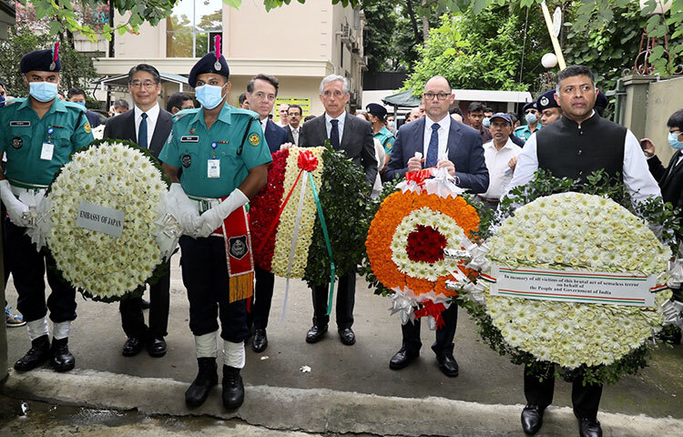 ঢাকা মেট্রোপলিটন পুলিশের (ডিএমপি) কমিশনার মোহা. শফিকুল ইসলাম বলেছেন, ‘হলি আর্টিসানের অনাকাঙ্ক্ষিত ঘটনার পরে যদি ঘুরে দাঁড়াতে না পারতাম, তাহলে আজ যে পদ্মা সেতু, মেট্রোরেল দেখছি তার কোনো কিছুই বাস্তবায়ন করা সম্ভব হতো না।’ আজ দুপুরে রাজধানীর গুলশান পুরোনো থানার সামনে জঙ্গি হামলায় নিহত দুই পুলিশ কর্মকর্তার স্মরণে নির্মিত ভাস্কর্য ‘দীপ্ত শপথ’-এ শ্রদ্ধা নিবেদনের পর সাংবাদিকদের এসব কথা বলেন তিনি। ছবি: বিপ্লব দিক্ষিৎ