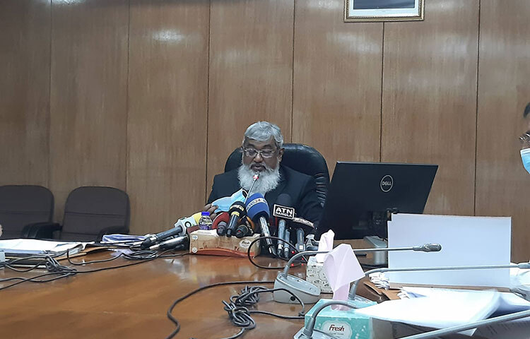 পদ্মা সেতুর নাট-বল্টু খুলে টিকটক ভিডিও বানিয়ে ভাইরাল হওয়া যুবক পুলিশের হাতে গ্রেফতার হয়েছেন। সেতুর ঢিলা নাট-বল্টু নিয়ে হয়েছে নানা আলোচনা-সমালোচনা। আজ মন্ত্রিসভার বৈঠকের ব্রিফিংয়ে এ বিষয়ে ব্যাখ্যা দেন মন্ত্রিপরিষদ সচিব খন্দকার আনোয়ারুল ইসলাম। ছবি: জগো নিউজ