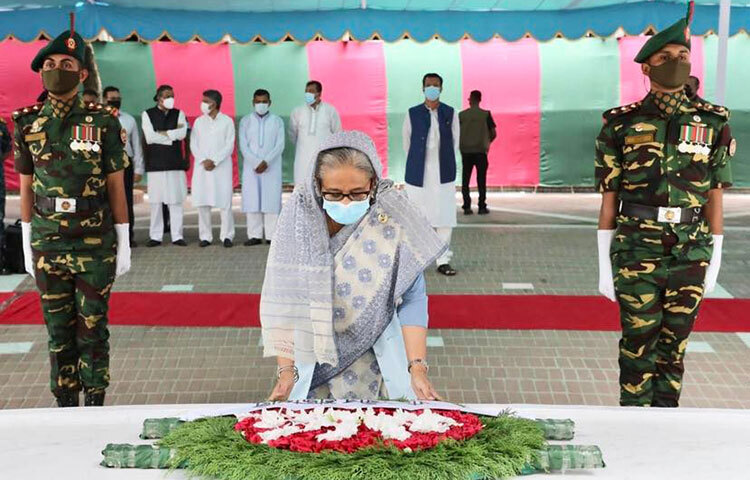 টুঙ্গিপাড়ায় পৌঁছানোর পর জাতির পিতা বঙ্গবন্ধু শেখ মুজিবুর রহমানের সমাধিসৌধে পুষ্পস্তবক অর্পণ করে শ্রদ্ধা জ্ঞাপন করেন প্রধানমন্ত্রী শেখ হাসিনা। ছবি: ইয়াসিন কবির জয়