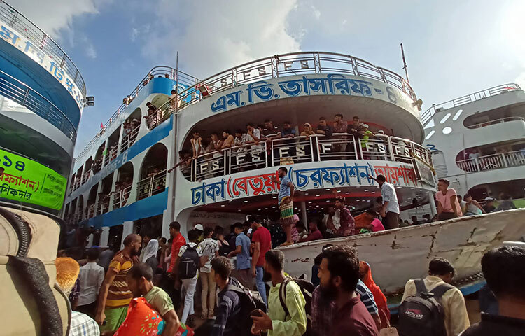 নানা কাজের ব্যস্ততায় শেষ মুহূর্তে লঞ্চ পেয়ে খুশি যাত্রীরাও। আজ রাজধানীর সদরঘাট লঞ্চ টার্মিনালে গিয়ে এমন চিত্রই দেখা যায়। ছবি: বিপ্লব দিক্ষিৎ