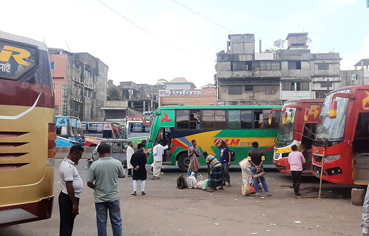 ঈদুল আজহার দিনও বাড়ির উদ্দেশ্যে রওনা দিয়েছেন অনেকেই। গাবতলী টার্মিনাল থেকে দেশের উত্তর, পশ্চিম ও দক্ষিণাঞ্চলের জেলাগুলোর উদ্দেশ্যে ছেড়ে যাচ্ছে বাস। সড়কে যানজট না থাকায় অনেকটা ভোগান্তি ছাড়াই বাড়ি যাওয়ার কথা বলছেন যাত্রীরা। তবে আছে বাড়তি ভাড়া নেওয়ার অভিযোগ। আজ গাবতলী টার্মিনাল ঘুরে এ চিত্রই দেখা গেছে। কেউ দেরি করে ছুটি পেয়েছেন, কেউ আবার কুরবানির কাজ ও পশুর মাংস সংগ্রহ করেছেন। ছবি: বিপ্লব দিক্ষিৎ