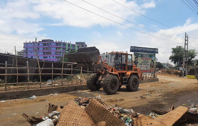 পবিত্র ঈদুল আজহা উপলক্ষে ঢাকার দুই সিটি এলাকায় কোরবানির পশুর শতভাগ বর্জ্য অপসারণ সম্পন্ন হয়েছে বলে জানিয়েছে ঢাকা উত্তর সিটি করপোরেশন (ডিএনসিসি) ও ঢাকা দক্ষিণ সিটি করপোরেশন (ডিএসসিসি)। ছবি: বিপ্লব দিক্ষিৎ