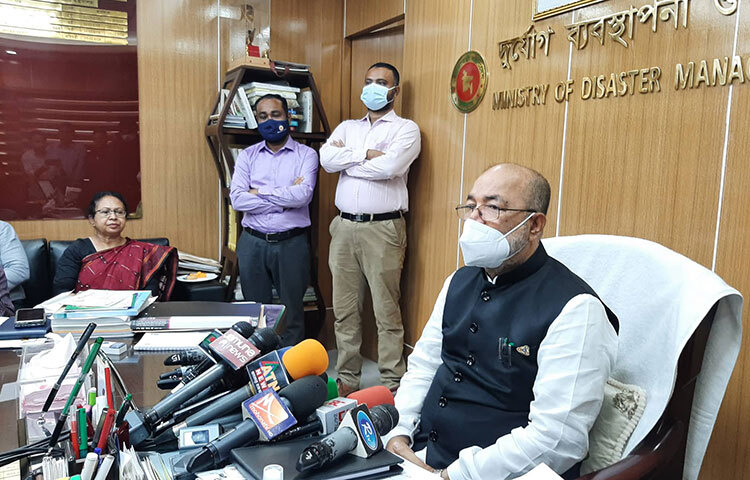 বন্যা দুর্গত এলাকায় পানি কমায় কিছুটা ঈদের আনন্দ দেখা গেছে বলে জানিয়েছেন দুর্যোগ ব্যবস্থাপনা ও ত্রাণ প্রতিমন্ত্রী ডা. মো. এনামুর রহমান। আজ দুপুরে সচিবালয়ে নিজ দপ্তরে ঈদ পরবর্তী শুভেচ্ছা বিনিময়কালে এ কথা বলেন তিন। ছবি: বিপ্লব দিক্ষিৎ