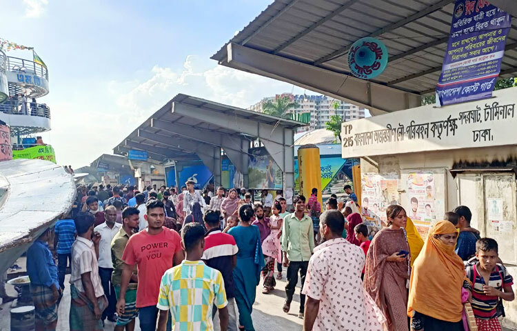 সদরঘাটে রাজধানীতে ফেরা মানুষের ভিড়। ছবি: বিপ্লব দিক্ষিৎ