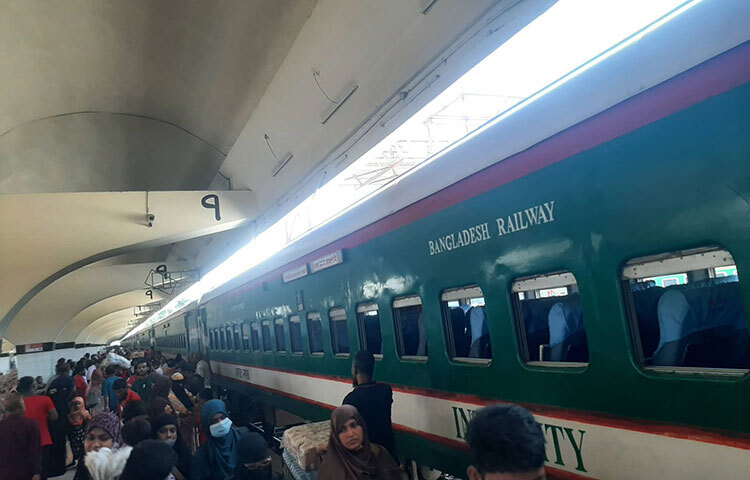 যাত্রীদের ভিড় না থাকলেও ব্যস্ত রাজধানীতে মানুষের প্রাণচাঞ্চল্য ফিরতে শুরু করেছে। ছবি: বিপ্লব দিক্ষিৎ