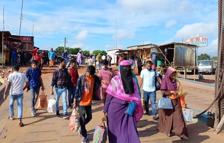 আজ সকালে ঘাটে গিয়ে এমন চিত্র দেখা যায়। বেলা বাড়ার সঙ্গ সঙ্গে যাত্রী ও যানবাহনের চাপ বাড়ে। ঘাট সংশ্লিষ্ট সূত্রে জানা যায়, ঈদের ছুটি শেষে চাপ বেড়েছে যাত্রী ও যানবাহনের। ছবি: রুবেলুর রহমান