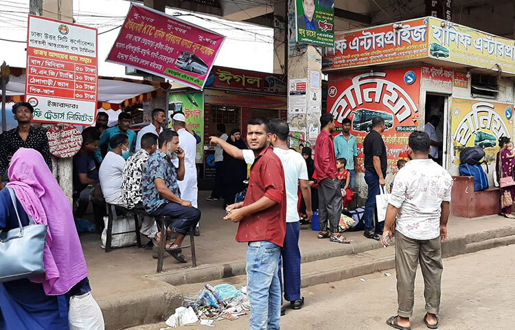 ঈদুল আজহা উদযাপন শেষে এখনো ঢাকায় ফিরছেন অনেক মানুষ। ঈদের ছুটি শেষ হলেও অনেকেই কর্মস্থলে যোগ দেবেন আগামী। সে কারণে শনিবার ভোর থেকে রাজধানীমুখী মানুষের চাপ দেখা গেছে গাবতলীতে। ছবি: বিপ্লব দিক্ষিৎ