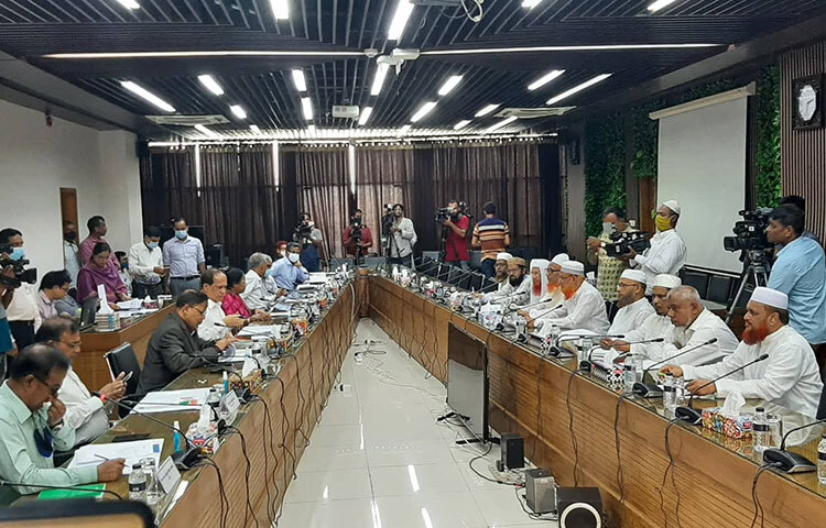 বিএনপি না এলে নির্বাচন অংশগ্রহণমূলক হবে না বলে মন্তব্য করেছেন প্রধান নির্বাচন কমিশনার (সিইসি) কাজী হাবিবুল আউয়াল। তিনি বলেছেন, বিভিন্ন গণমাধ্যমে জানতে পেরেছি বিএনপি ও সমমনা কিছু দল নির্বাচনে আসবে না। আমরাও মনে করি, বিএনপি যদি এ নির্বাচনে অংশ না নেয় তাহলে আমাদের অংশগ্রহণমূলক নির্বাচন আয়োজনের উদ্দেশ্য সফল হবে না। আজ বিকেলে নির্বাচন ভবনে খেলাফত মজলিশের সঙ্গে সংলাপের শুরুতে তিনি এসব কথা বলেন। ছবি: জাগো নিউজ