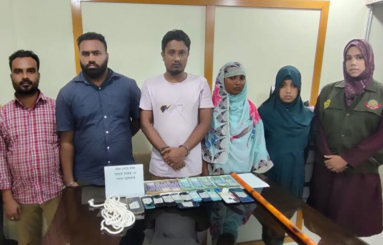 রাজধানীর সবুজবাগ এলাকায় অভিযান চালিয়ে নিরীহ মানুষদের ফাঁদে ফেলে টাকা আদায় করা চক্রের পাঁচ সদস্যকে গ্রেফতার করেছে ঢাকা মহানগর পুলিশের (ডিএমপি) গোয়েন্দা (গুলশান) বিভাগ। গত নয় বছর ধরে এ চক্রটি ঢাকায় নারী সদস্যদের দিয়ে প্রেমের সম্পর্কের জের ধরে নিরীহ মানুষদের ফাঁদে ফেলতো। আজ বিকেলে জাগো নিউজকে এসব তথ্য জানান গোয়েন্দা গুলশান বিভাগের উপ-পুলিশ কমিশনার (ডিসি) মশিউর রহমান। ছবি: জাগো নিউজ