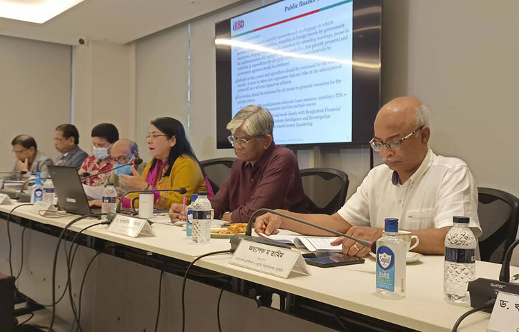 সেন্টার ফর পলিসি ডায়ালগের (সিপিডি) নির্বাহী পরিচালক ড. ফাহমিদা খাতুন বলেছেন, অর্থনৈতিক চ্যালেঞ্জ মোকাবিলায় সরকার যে পদক্ষেপ নিয়েছে তা পর্যাপ্ত নয়। আমাদের রিজার্ভ কমে গেছে। বৈদেশিক মুদ্রার বেশিরভাগ অংশ জ্বালানি তেল ক্রয়েই ব্যয় হয়। আজ সকালে রাজধানীর ধানমন্ডিতে ‘সাম্প্রতিক অর্থনৈতিক চ্যালেঞ্জ: কতটা ঝুঁকিপূর্ণ?’ শীর্ষক সংবাদ সম্মেলনে এক প্রবন্ধ উপস্থাপনায় তিনি এসব কথা বলেন। ছবি: বিপ্লব দিক্ষিৎ