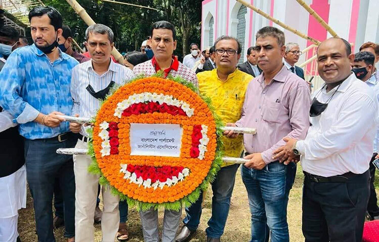 জাতীয় সংসদের ডেপুটি স্পিকার মো. ফজলে রাব্বী মিয়ার মরদেহে শ্রদ্ধা নিবেদন করেছেন বাংলাদেশ পার্লামেন্ট জার্নালিস্ট অ্যাসোসিয়েশন (বিপিজেএ) নেতারা। শ্রদ্ধা নিবেদন শেষে মরহুমের আত্মার শান্তি কামনা করে এক মিনিট নীরবতা পালন করা হয়। আজ সকালে জাতীয় ঈদগাহ মাঠে জানাজা স্পিকারের শ্রদ্ধা নিবেদন শেষে পুষ্পার্ঘ্য অর্পণ করেন বিপিজেএ নেতারা। ছবি: জাগো নিউজ