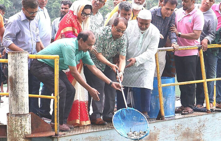 জাতীয় পার্টির (জাপা) চেয়ারম্যান ও বিরোধীদলীয় উপনেতা গোলাম মোহাম্মদ (জি এম) কাদের বলেছেন, লোডশেডিংয়ের নামে দেশে ভয়াবহ অবস্থা বিরাজ করছে। আজ দুপুরে গুলশান-বাড্ডা লিংক রোড সংলগ্ন গুলশান লেকে জাতীয় মৎস্য সপ্তাহ উপলক্ষে মাছের পোনা অবমুক্ত করেন জি এম কাদের। এ সময় জাতীয় মৎস্যজীবি পার্টি আয়োজিত এক সমাবেশে প্রধান অতিথির বক্তৃতায় এসব কথা বলেন তিনি। ছবি: বিপ্লব দিক্ষিৎ