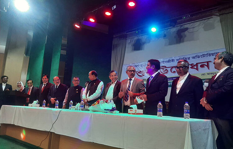 ‘টিকিট যার ভ্রমণ তার’ নীতি বাস্তবায়ন করা গেলে রেলের সব অনিয়ম বন্ধ হয়ে যাবে বলে মন্তব্য করেছেন রেলপথ মন্ত্রী নূরুল ইসলাম সুজন। আজ সুপ্রিম কোর্ট আইনজীবী সমিতির নতুন অডিটোরিয়াম উদ্বোধন উপলক্ষে আয়োজিত অনুষ্ঠানে তিনি এসব কথা বলেন। ছবি: বিপ্লব দিক্ষিৎ