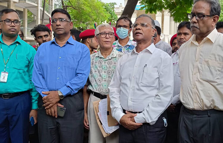 জগন্নাথ বিশ্ববিদ্যালয়ের (জবি) উপাচার্য ও গুচ্ছ ভর্তি পরীক্ষার আহ্বায়ক অধ্যাপক ড. ইমদাদুল হক বলেছেন, সুষ্ঠুভাবে পরীক্ষা সম্পন্ন হয়েছে। কোন ধরনের অভিযোগ কিংবা অপ্রীতিকর ঘটনা ঘটেনি। আজ দুপুরে জগন্নাথ বিশ্ববিদ্যালয়ে গুচ্ছ ভর্তি পরীক্ষা কেন্দ্র পরিদর্শন শেষে তিনি একথা বলেন। ছবি: বিপ্লব দিক্ষিৎ