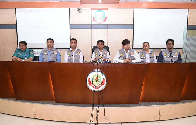 রাজধানীর শাহজাহানপুরে আওয়ামী লীগ নেতা জাহিদুল ইসলাম টিপু ও কলেজছাত্রী সামিয়া আফরান প্রীতি হত্যা মামলায় নির্দোষ কাউকে গ্রেফতার বা হয়রানি করা হচ্ছে না বলে জানিয়েছেন ঢাকা মহানগর গোয়েন্দা (ডিবি) পুলিশের প্রধান অতিরিক্ত পুলিশ কমিশনার মোহাম্মদ হারুন অর রশীদ। আজ ডিএমপি মিডিয়া সেন্টারে আয়োজিত সংবাদ সম্মেলনে তিনি এসব কথা জানান। ছবি: জাগো নিউজ